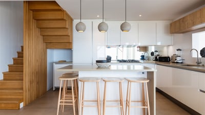 Kitchen: Fully equipped and air-conditioned. Breakfast bar and high stools for five guests. Refriger