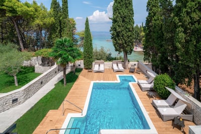 Luxury Villa Photo #4