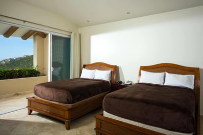There's more than enough room for everyone on your guests list at Villa del Mar!