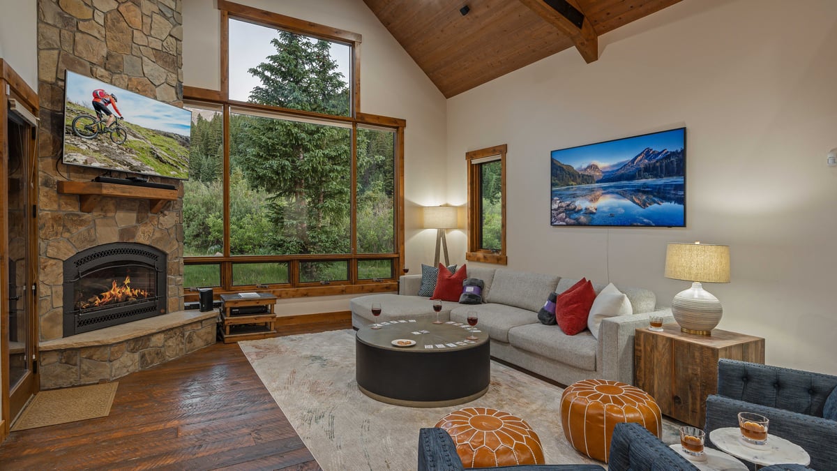 Great room with gorgeous wooded views - Image 10