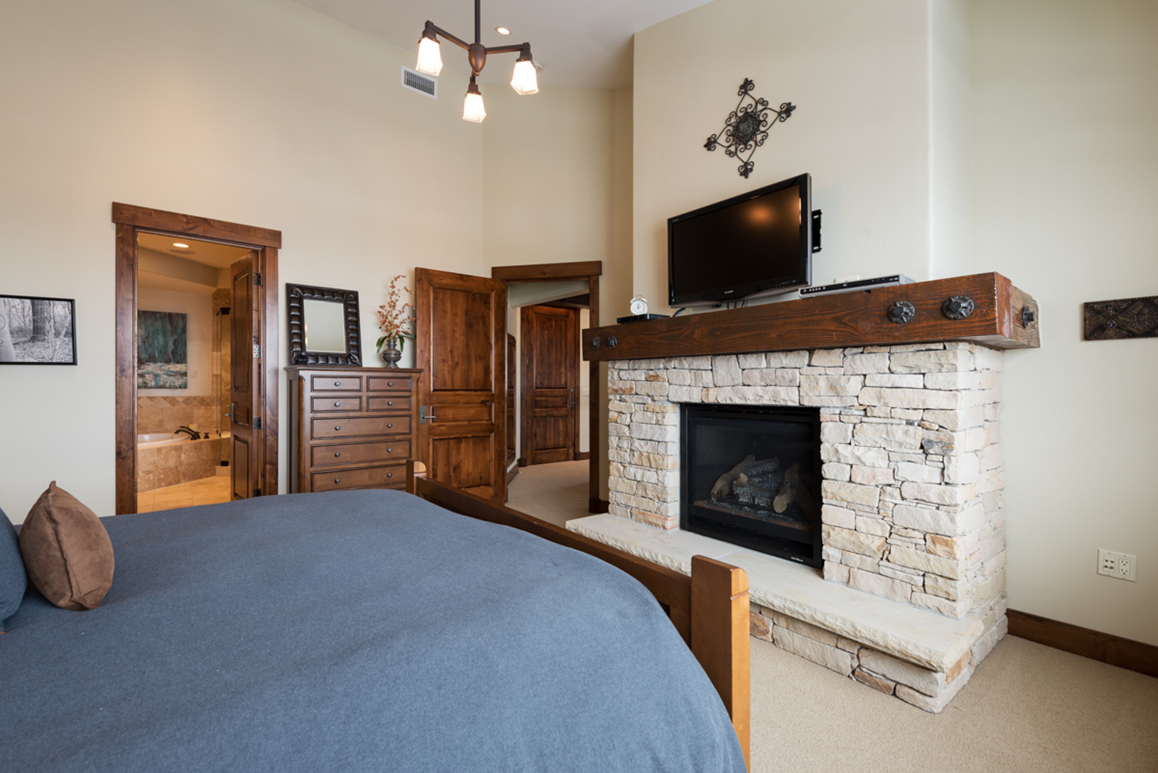 4 BDM Cottage with Spa at Silver Star Park City - 16