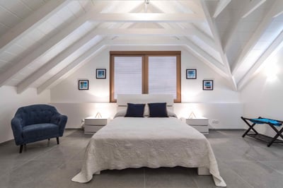 Bedroom 3 - Upstair: Queen size Bed, Ensuite Bathroom with shower and one sink, Air conditioning, Cl