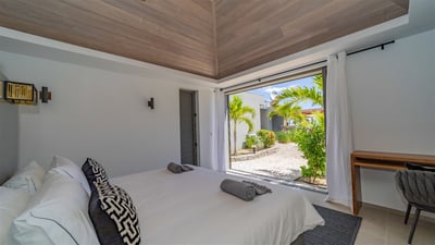 Bedroom 5: King size bed (or twin beds upon request), air conditioning, ceiling fan, safe, WIFI