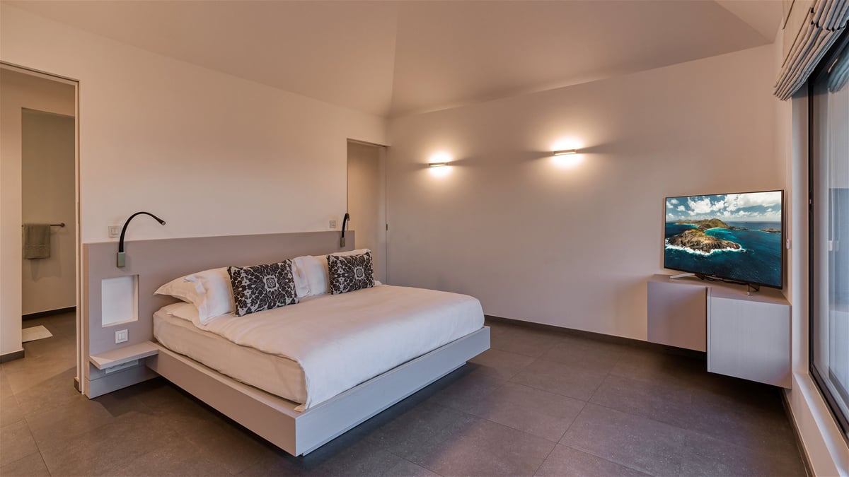 Bedroom 3: On the back, view over Salines. Euro-king size bed, air conditioning, HD-TV, Apple T - Image 28
