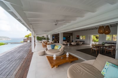 Outdoor Lounge: Outdoor lounge on the covered terrace, facing the view. 