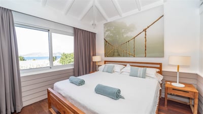 Bedroom 2: On the main level. Air conditioning, king size bed, HD-TV, Apple TV, safe. En-suite bathr
