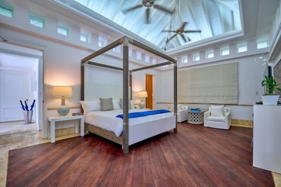 Luxury Villa Photo #40