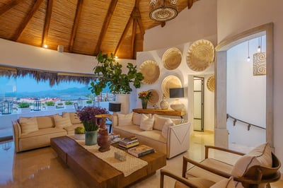 Luxury Villa Photo #18