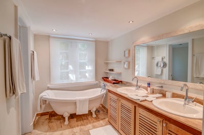 Luxury Villa Photo #26