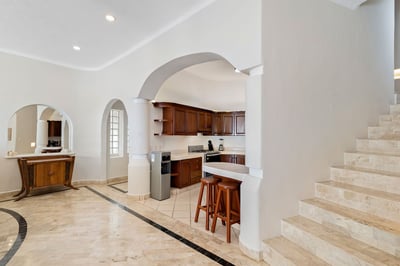 Luxury Villa Photo #18