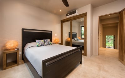Suite 5 (Queen Bed)