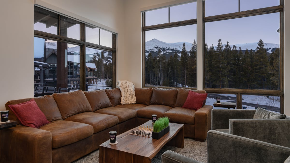 Great room with big mountain views - Image 7