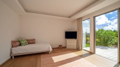 Bedroom 5: On the lower level. Kids room. 2  single beds, air conditioning, HD-TV, Apple TV. En
