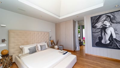 Bedroom 1: On the main level. King size bed, air conditioning, HD-TV, Dish Network, safe, 