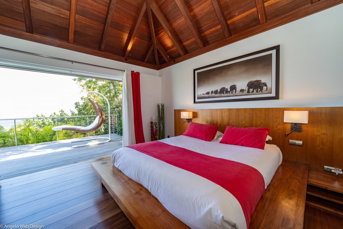 Bedroom 2: Located on the main level, with ocean view. A king size bed, air condition - Image 24