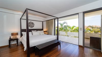 Bedroom 1: King size bed, air conditioning, HD-TV, DVD player, safe. Ensuite bathroom with rain show