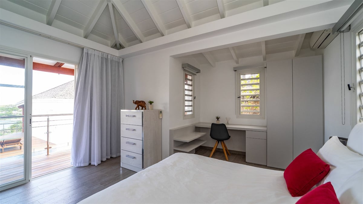 Bedroom 3: King size bed, air conditioning. Bathroom with double sink and an Italian  - Image 54