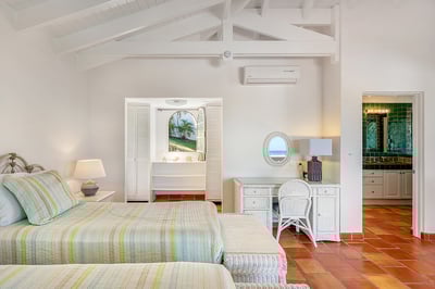 Luxury Villa Photo #35