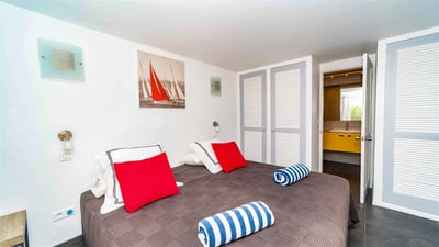 Bedroom 3: On the lower level. King size bed, air conditioning, HD-TV, Apple TV, dressing room, prog