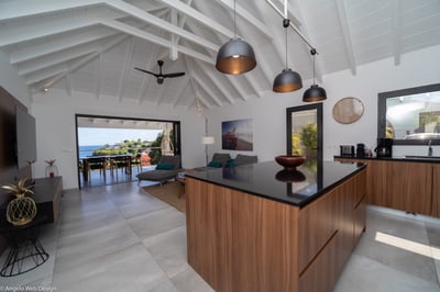 Kitchen: Modern kitchen equipped with a breakfast bar, electric oven, gas stove, fridge and freezer 