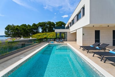 Luxury Villa Photo #3