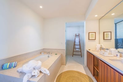 Luxury Villa Photo #17