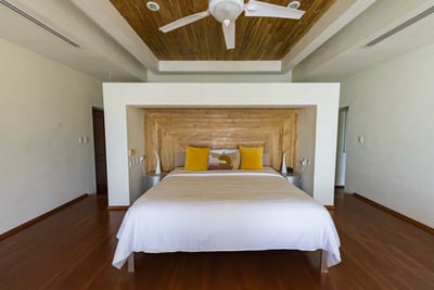 Luxury Villa Photo #15