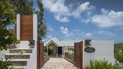 Outdoors: Spectacular views of the lush tropical environment, the ocean and the hills.