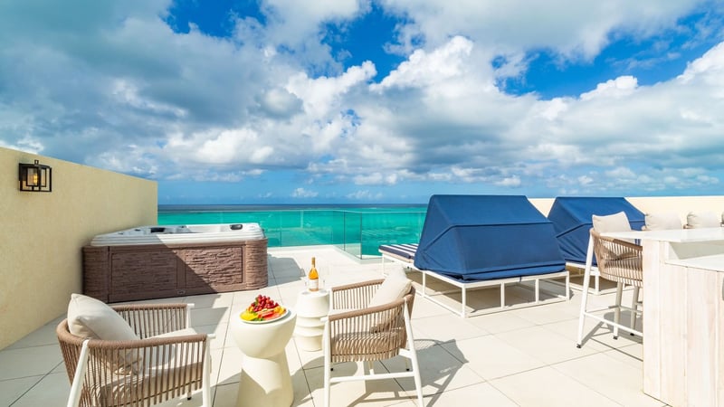 5 BDM Beachfront Penthouse Suite with Skypool at Windsong Turks & Caicos
