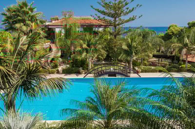 Luxury Villa Photo #7