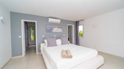 Bedroom 1: King size bed, air conditioning, HD-TV with Dish Network, DVD player, safe, large dr