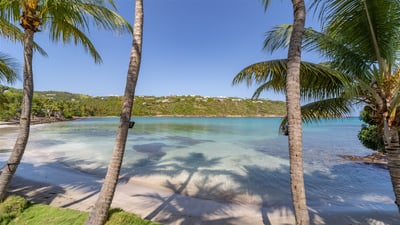 On The Beach: Direct access on the Marigot Beach. Longers and deck chairs.