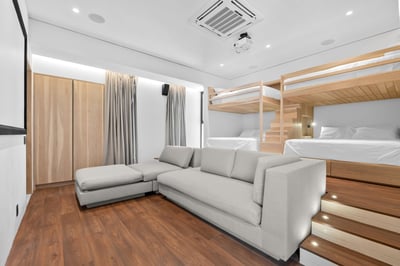 #4. 2 queen Beds / 2 single Beds