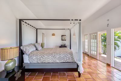 Luxury Villa Photo #30