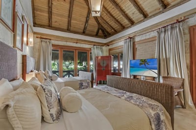 Luxury Villa Photo #17