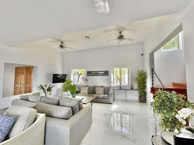 Luxury Villa Photo #9