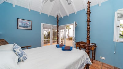 Bedroom 3: On a lower level. Air conditioning, queen size bed, safe. Ensuite bathroom. Ope