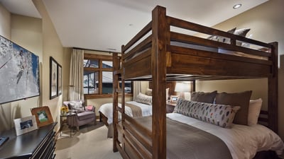 Queen bunkroom