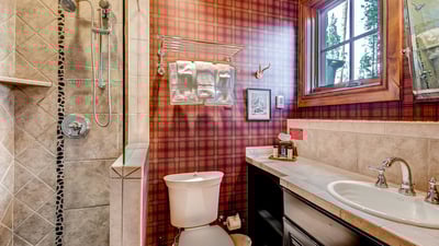 Queen suite bath