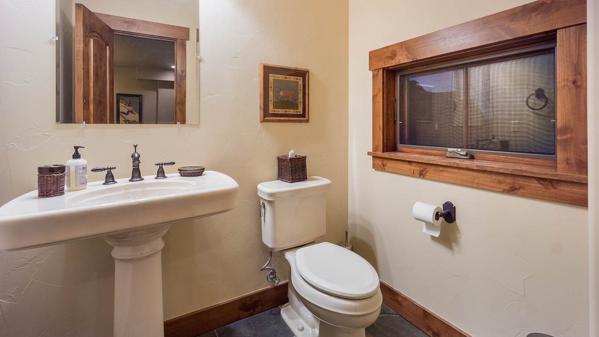 Chalet Fuego - Powder room, lower level - Image 17