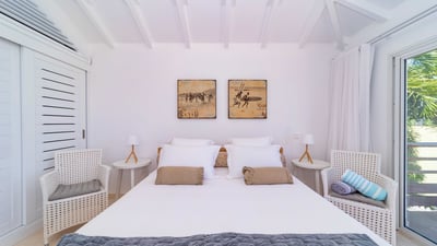 Bedroom 1: On the main level. King size bed, air-conditioning, HD-TV. Ensuite bathroom, hair dryer, 