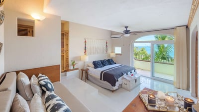 Luxury Villa Photo #26