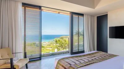 Bedroom 2: Located&nbsp;on the upper&nbsp;level, with&nbsp;ocean view. Euro king size bed, air condi