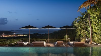 By Night: Modern and chic outdoor lightings.