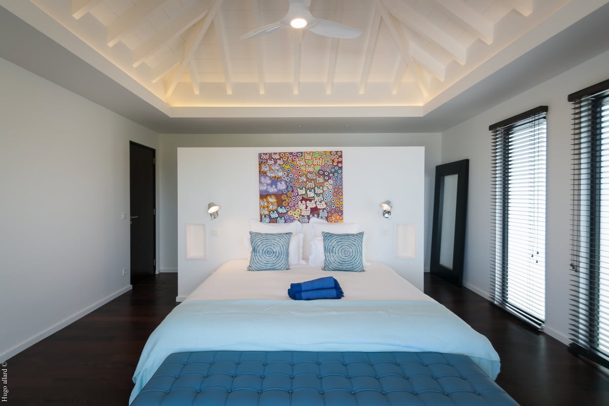 Master Bedroom: Connected to the living room and overlooking the ocean. King size bed, air condition - Image 15