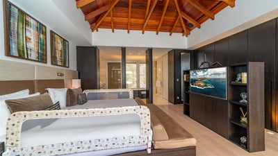 Bedroom 3: On the upper level, on the back of the property. King size bed, air conditionin