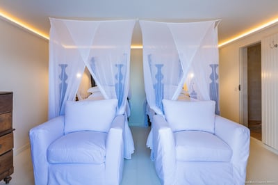 Bedroom 4: On the main level. Air conditioning, ceiling fan, Twin four-poster beds, HD-TV