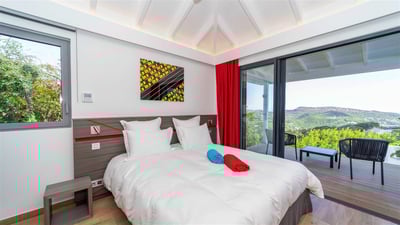 Bedroom 5: On the lower level. King size bed, air conditioning, HD-TV, dressing, safe. Private 