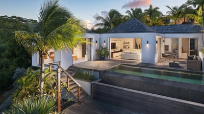 By Night: Modern and chic outdoor lightings.
 