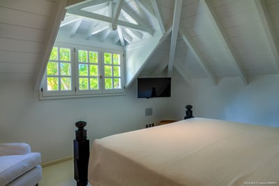 Bedroom 7: On the upper level of the Guest house. Air conditioning, ceiling fan